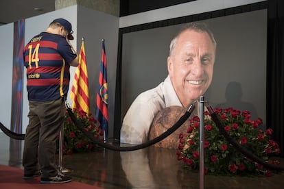 Un aficionado llora por la muerte de Cruyff, en el memorial del Camp Nou.