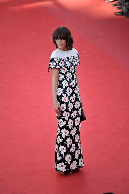 Milla Jovovich, con vestido floral de Chanel.