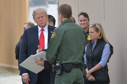 El presidente Donald Trump revisa documentación de los prototipos del muro en San Diego, el 13 de marzo.