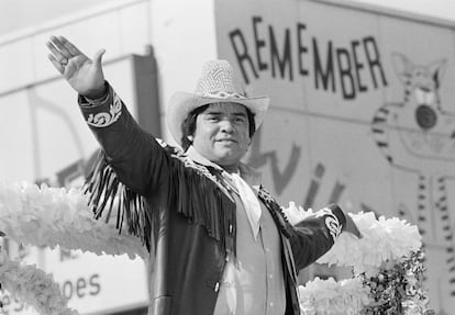 El lanzador de los Dodgers de Los Ángeles, Fernando Valenzuela, saluda desde lo alto de la carroza del Gran Mariscal durante el desfile navideño en el centro de Los Ángeles, el 23 de noviembre de 1981. 