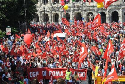 Manifestación en Roma contra el plan de recortes aprobado por el Gobierno italiano. El sindicato principal de Italia, CGIL, ha convocado hoy una huelga de 24 horas en el sector público y de 4 horas en el privado además de diversas marchas en ciudades de todo el país.