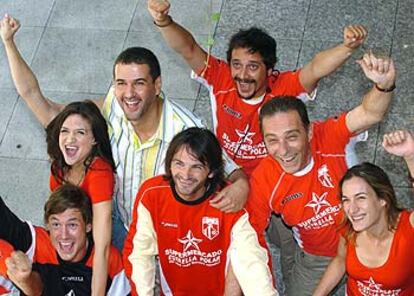 Rodeado del elenco de la película, el director Roberto Santiago (con camisa de rayas) abraza a Fernando Tejero, protagonista de <i>El penalti más largo del mundo.</i>