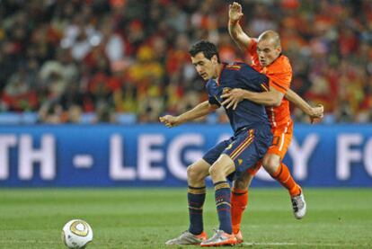Busquets pugna por el balón con Sneijder.