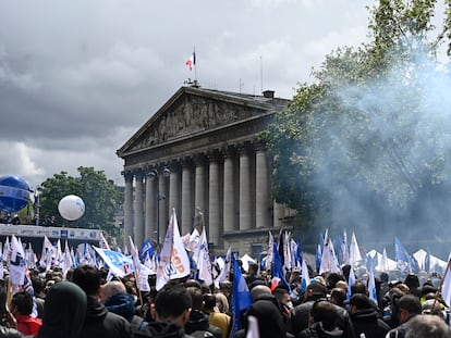 Policías franceses protestan el 19 de mayo ante la Asamblea Nacional en París