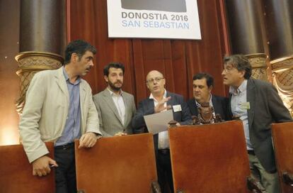 El alcalde donostiarra en funciones, Juan Karlos Izagirre, rodeado en el último pleno de la legislatura por los portavoces de los grupos políticos, Eneko Goia, Ramón Gómez, Ernesto Gasco y Josu Ruiz.