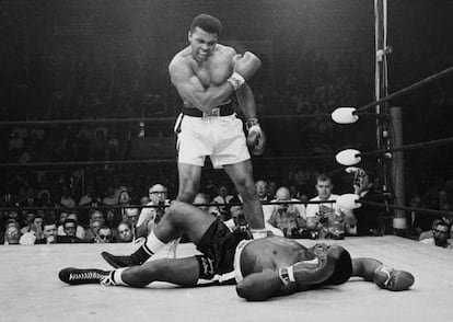 Sonny Liston, tendido en el suelo y Muhammad Ali, de pie, grit&aacute;ndole para continuar con la pelea, el 25 de mayo de 1965.