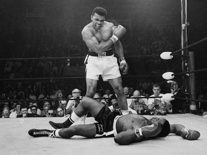 Sonny Liston, tendido en el suelo y Muhammad Ali, de pie, grit&aacute;ndole para continuar con la pelea, el 25 de mayo de 1965.