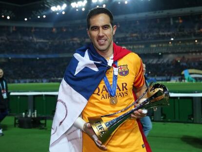 Claudio Bravo, con el trofeo del Mundial de Clubes.