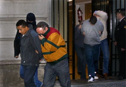 Imagen de archivo del traslado a la Audiencia Nacional de algunos de los 16 detenidos en Barcelona.