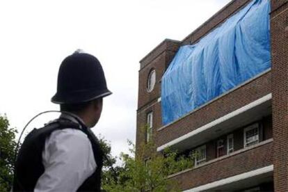 Un policía vigila un piso de Kensington Norte, en Londres, registrado por las fuerzas de seguridad.