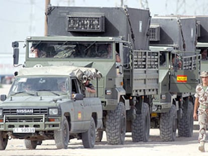 Soldados y vehículos militares del convoy de tropas españolas desplegadas en Diwaniya cruzan la frontera de Kuwait de regreso a casa.