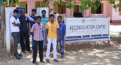 Miembros de la organización local Sri Lanka Unites y beneficiarios de sus proyectos posan frente al Centro de Reconciliación de Mullaitivu.