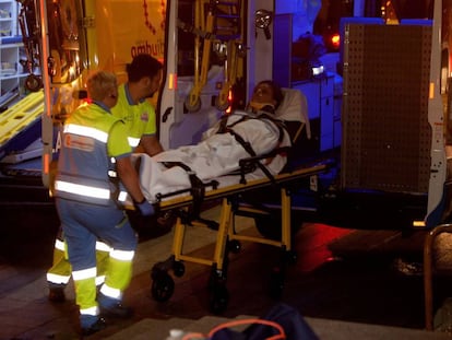 Una persona herida es ingresada en una ambulancia tras el hundimiento del paseo marítimo de Vigo.