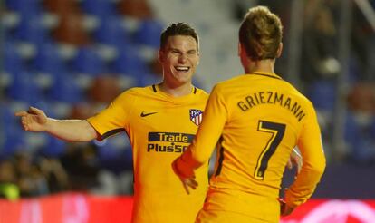 Kevin Gameiro celebra el segundo gol al Levante con Antoine Griezmann.