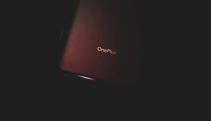 Logo de OnePlus con fondo negro