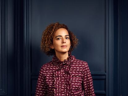 La escritora Leïla Slimani, retratada en su casa de París a mediados de febrero.