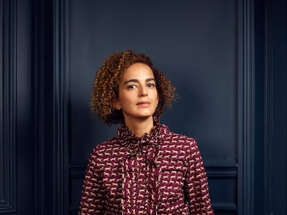 La escritora Leïla Slimani, retratada en su casa de París a mediados de febrero.