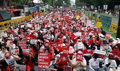 Imagen de una protesta en Seúl (Corea del Sur) el 9 de junio de 2018 contra las grabaciones no autorizadas que han sufrido algunas mujeres en este país. 