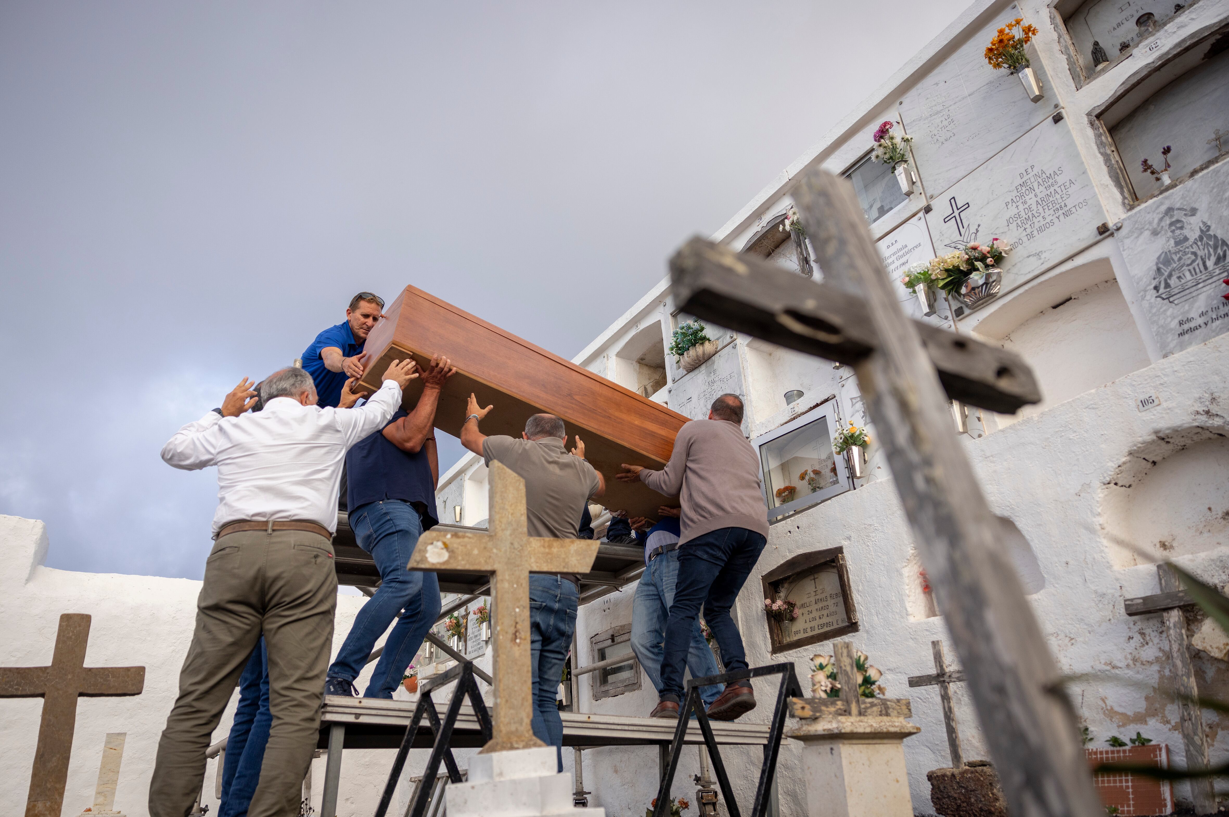 Entierro de uno de los jóvenes migrantes fallecidos el domingo en aguas de El Hierro, este lunes en el cementerio de El Mocanal en el municipio de Valverde.