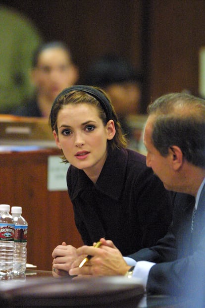 Winona Ryder durante el juicio por robar ropa en 2001.