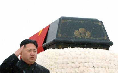 Kim Jong un saluda al féretro de su paso, durante la procesión funeraria por la calles de Pyongyang.