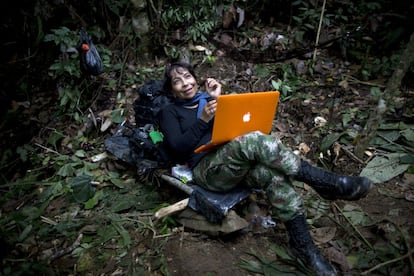 Yira Castro, una comandante de nivel medio de las FARC, con su portátil en un campo oculto en el estado de Antioquia, en los Andes del noroeste de Colombia.