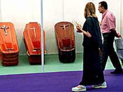 Ataúdes expuestos este fin de semana en el Palau Sant Jordi, con motivo del salón Funeralia.