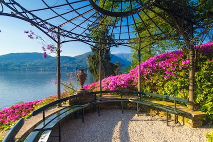 En la orilla opuesta a Bellagio, en el pueblo de Tremezzo, destaca Villa Carlotta, del siglo XVII, con vistas magníficas desde sus terrazas. Su jardín botánico, repleto de naranjos sujetos a pérgolas, invita a pasear entre rododendros, azaleas y camelias. Debe su nombre a la princesa prusiana que recibió la villa en 1847 como regalo de bodas de su madre.