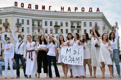 Mujeres vestidas de blanco y descalzas en una manifestación en Minsk.