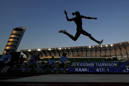 El atleta JuVaughn Harrison compite durante la final masculina de salto de longitud en las pistas olímpicas de Eugene, Oregon, EE UU.