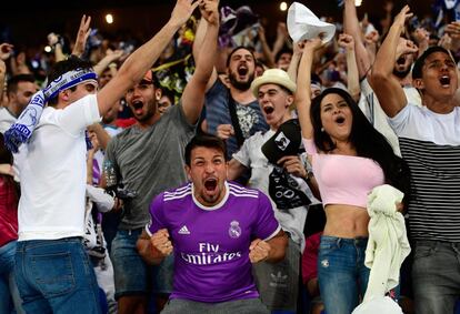 Aficionados del Real Madrid siguen el partido de la final de la Champions League en el estadio Santiago Bernabéu.