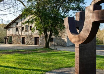 Eduardo Chillida adquirió en los años ochenta el caserío Zabalaga, del siglo XVI, para exponer ahí su trabajo y no depender de ninguna galería. En primer plano en la imagen, 'Arco de la libertad' (1993). |