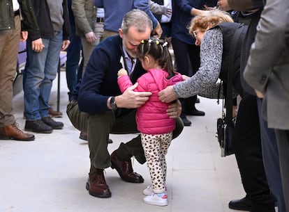 El Rey saluda a una niña durante su visita a Chiva. 