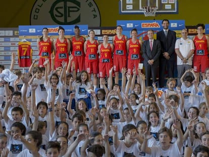 La selecci&oacute;n femenina rodeada de ni&ntilde;os y ni&ntilde;as