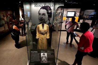 El vestido de la pionera en derechos civiles, Rosa Parks, se exhibe en una de las galerías del Museo Nacional de Historia Afroamericana y Cultura, en Washington DC.