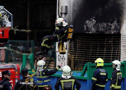 Bomberos y Ertzaintza intervienen en un incendio declarado en San Sebastián.