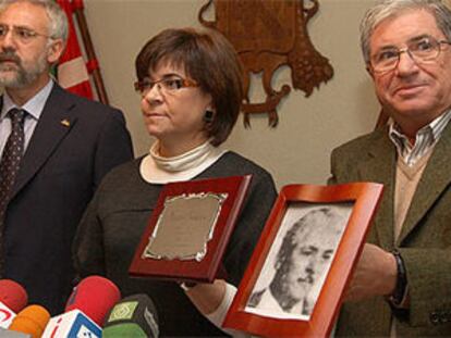 El presidente de la AVT (segundo por la izq.) y la alcaldesa de Lizartza (centro) junto a dos concejales populares