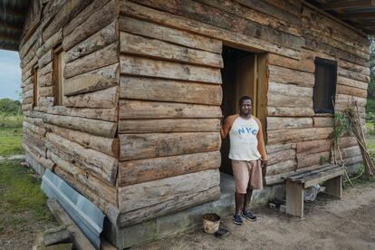 La presión de las inversiones extractivas de materias primas sobre los territorios y las comunidades se hace cada vez más insostenible: más de tres millones de personas han logrado emigrar a Estados Unidos sorteando los muros y 800.000 han solicitado asilo en Europa.<p><b>Malbin Norales</b></p> Vallecito (Honduras), 1977. Garífuna, es coordinador de la Organización Fraternal Negra Hondureña (Ofraneh) en Vallecito. Es una zona ancestral garífuna recuperada en octubre de 2012 a narcotraficantes y donde hoy viven cuatro familias, 45 personas, en total. Recibió amenazas de muerte y quisieron matarle junto a su esposa e hijos.