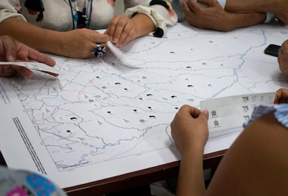 Participantes del Proyecto Chigüiro mapean las poblaciones de capibaras y las actividades económicas que suceden a su alrededor.