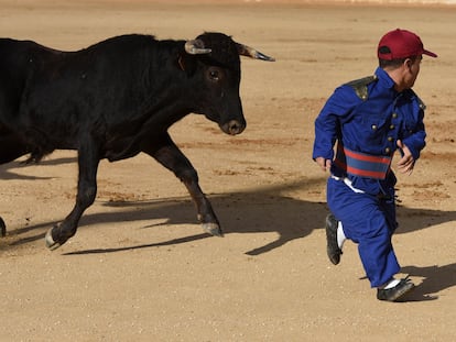 Un 'bombero torero' participa en un espectáculo taurino el 31 de agosto de 2017 en Almazán, Soria.