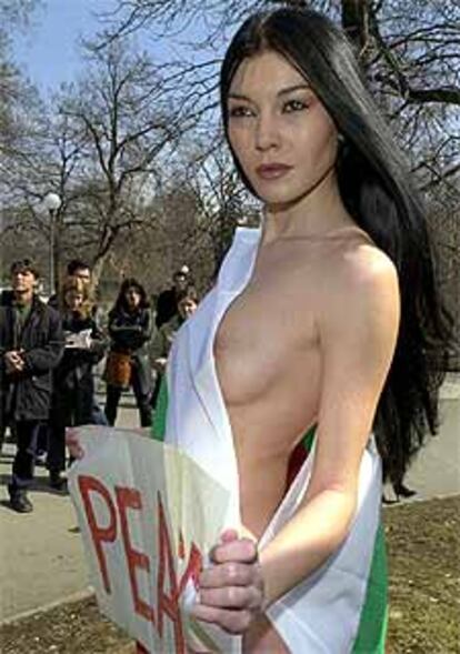 La modelo Karabelova, en una manifestación contra la guerra.
