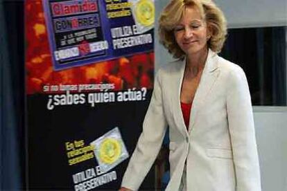 La ministra de Sanidad, Elena Salgado, presenta una campaña para fomentar el uso del condón.