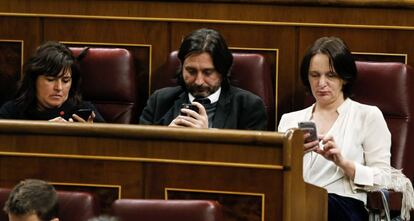 Los diputados de Podemos, Carolina Bescansa, Rafael Mayoral, y María Auxiliadora Honorato, en sus escaños.
