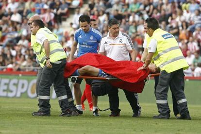 Llorente retirado en camilla junto a, De la Morena, médico del Castilla