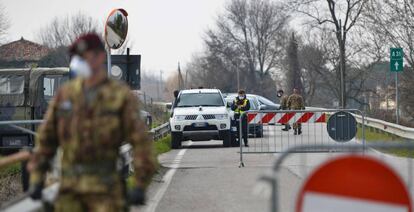 Un militar italiano en un punto de control a la entrada de Vo Vecchio, localidad dentro de la zona aislada por el Gobierno italiano. 