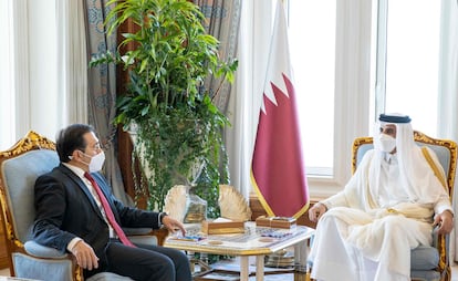 El ministro español de Asuntos Exteriores, José Manuel Albares, con el emir de Qatar, el jeque Tamim bin Hamad al-Thani, este martes.