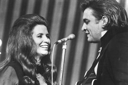 June Carter e Johnny Cash, casal no palco e fora deles, que morreram com apenas quatro meses de diferença.