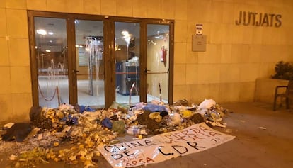 Basura ante los juzgados de Gavà.