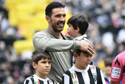 Buffon posa con sus hijos antes del comienzo del partido. 