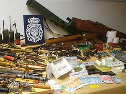 El arsenal de armas incautado a los dos detenidos en el distrito de Latina.